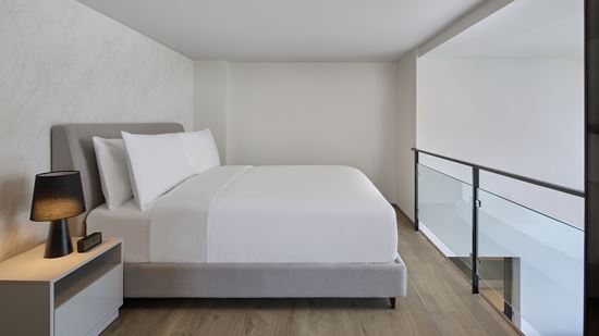 grand-deluxe-two-bedroom-loft-corner_bedroom