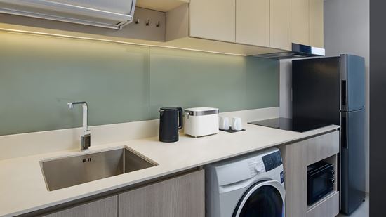 grand-deluxe-two-bedroom-loft-corner_kitchen