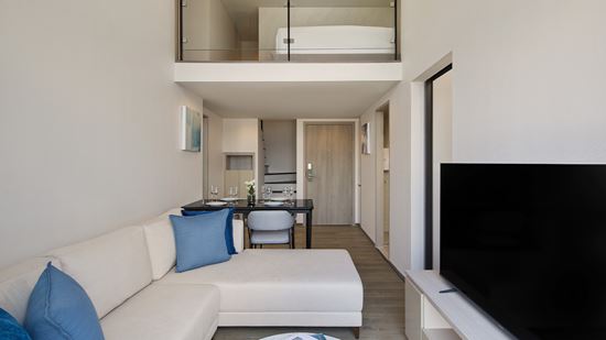 grand-deluxe-two-bedroom-loft-corner_living-and-dining