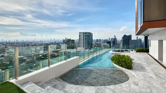 rooftop-pool_skyline-view