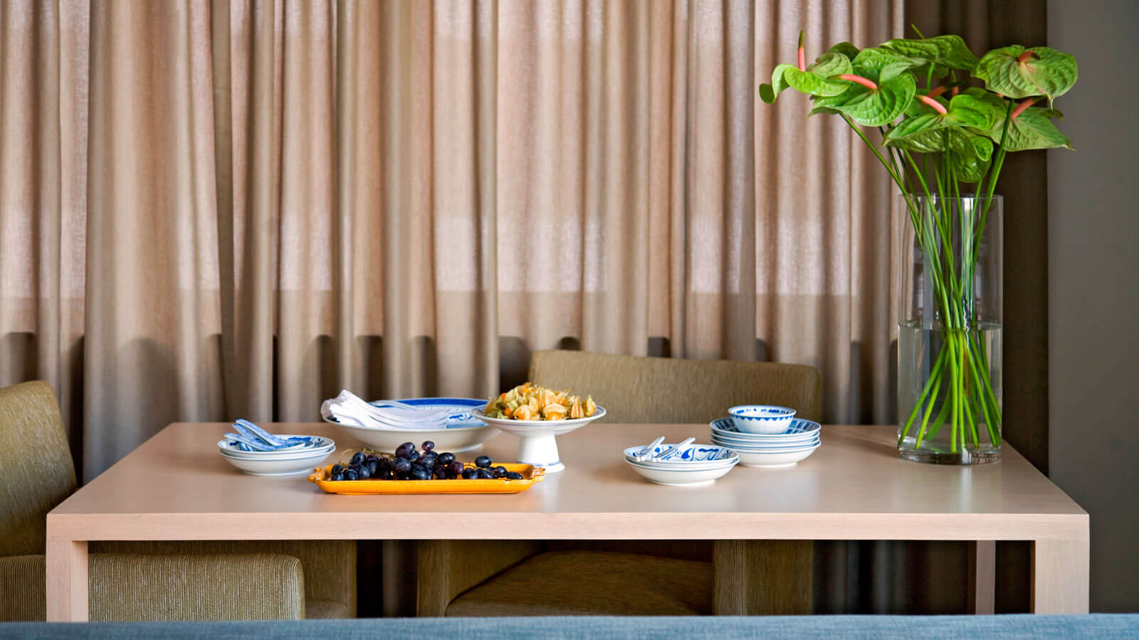 โต๊ะรับประทานอาหาร - อพาร์ตเมนท์ 1 ห้องนอน ลักชูรี่ - ชามา จิมซาจุ่ย ฮ่องกง เซอร์วิส อพาร์ตเมนท์ - ชามา จิมซาจุ่ย ฮ่องกง